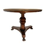 Round table in mahogany and mahogany with leonine feet three races. XX century. H 75 cm, diameter