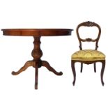 Round table veneered in mahogany with four-spoke foot in solid wood and carved with large leaves,