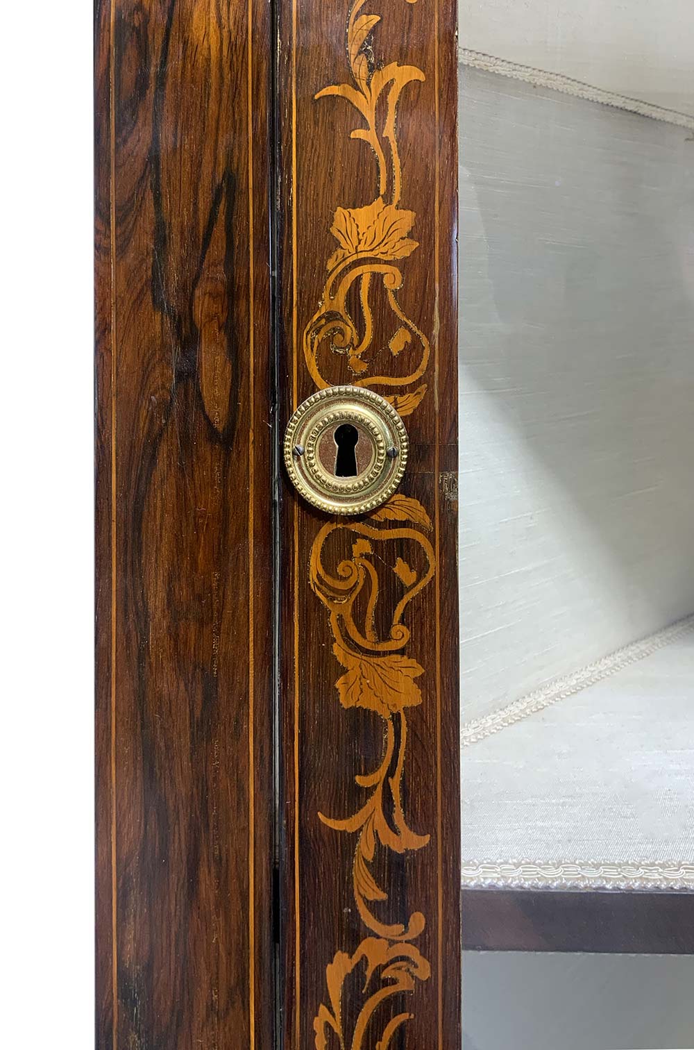 Pair of corner cupboards in rosewood with marquetry and Perfili light wood, white marble floor, the - Image 6 of 9