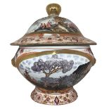 Small Chinese porcelain tureen, landscapes decoration in a medallion on the front and back, into