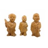 Sculptures of three Chinese children in maple wood, China, eighteenth century. H 8 cm.