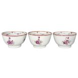 Three bowls in Chinese porcelain floral decorations. H 4.5 cm. Bocca 7.8 cm. Minimum chipping and