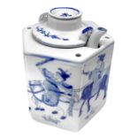 Chinese teapot in blue and white porcelain, seventeenth century, China (Manchuria). H 14 cm.