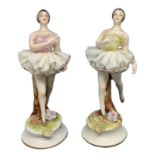 Pair of dancers in Capodimonte porcelain. Small failure in one of these. H 15 cm, 16 cm H