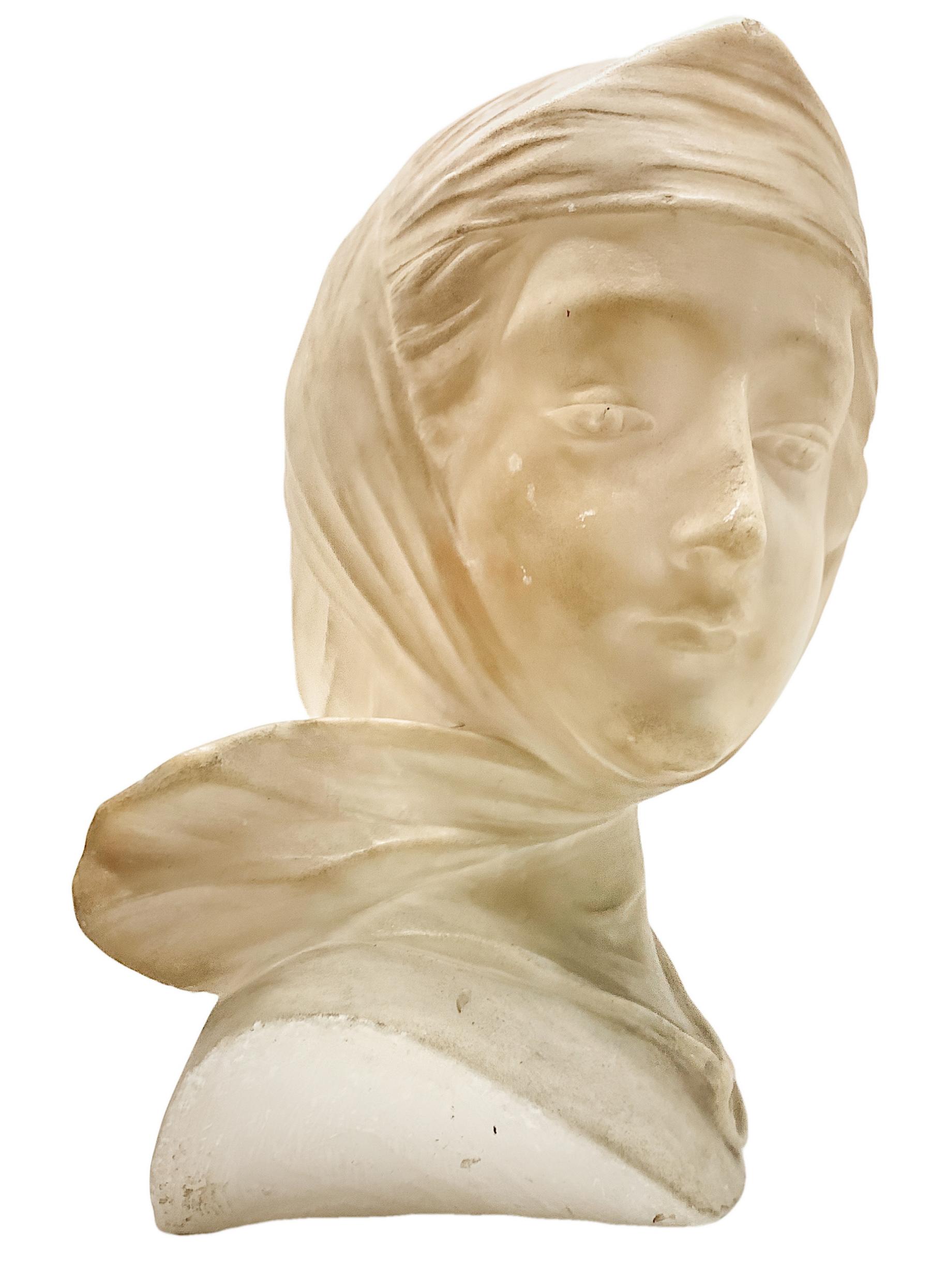 White marble statuette depicting a young woman with fulare head. H cm 19. Base 7x9 cm. - Image 3 of 6