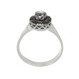 rosette ring in white gold with diamond in the center and around of glitter. Gr 3.3.