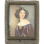 Figurines depicting woman. in filigree frame, late nineteenth century. 8x7 Cm.