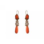 Earrings with pendant in gold low titer and coral of Trapani, early nineteenth century. Gr.13.6