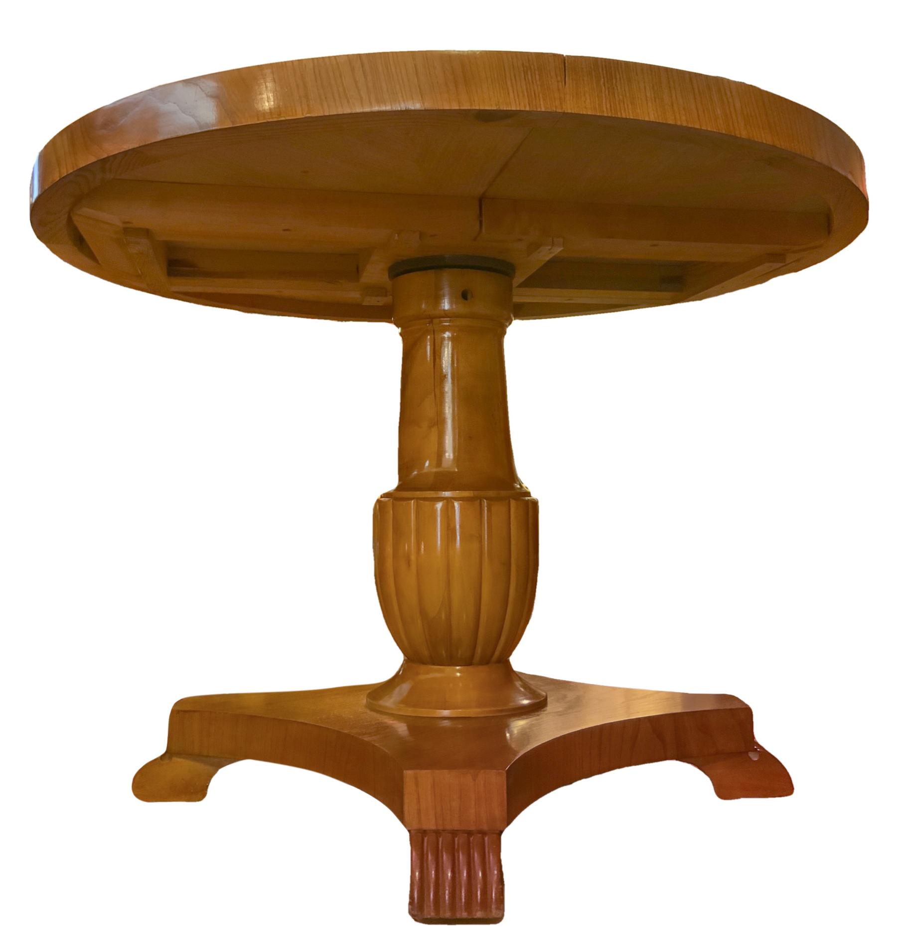 Biedermeier round table extendable, 20th century. Four-spokes base and lion foot. H 65 cm, diameter - Image 2 of 5