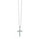 Necklace in white gold cross with emeralds and diamonds. Gr 5.1