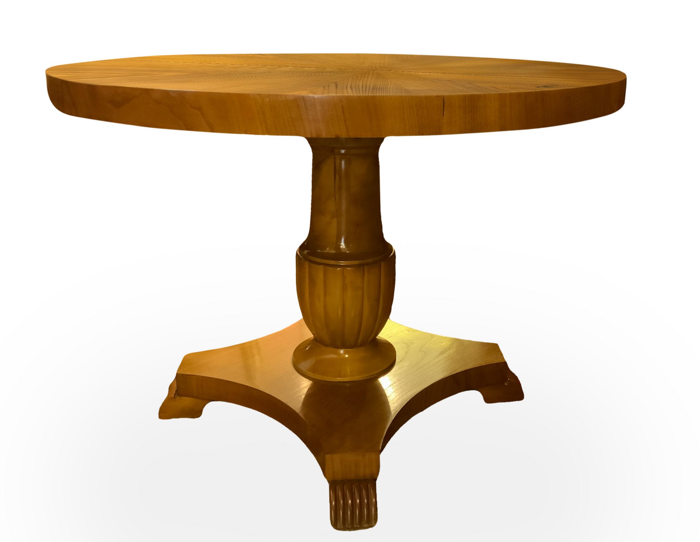 Biedermeier round table extendable, 20th century. Four-spokes base and lion foot. H 65 cm, diameter