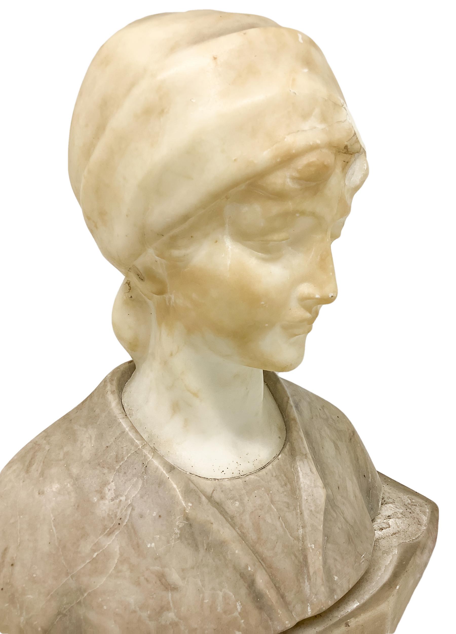 Marble bust depicting young woman with gray robe. 20th secolo.Base shaped marble. H cm 23 cm Base - Image 3 of 5