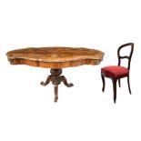 Table and 6 chairs. Extendable table in walnut, walnut floor, nineteenth century, H 78 cm Length