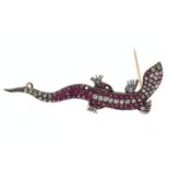 Lizard brooch in golden metal and rhinestones. Small deficiencies