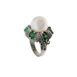 No white gold ring with pearl, diamonds and emeralds. Gr 11.7