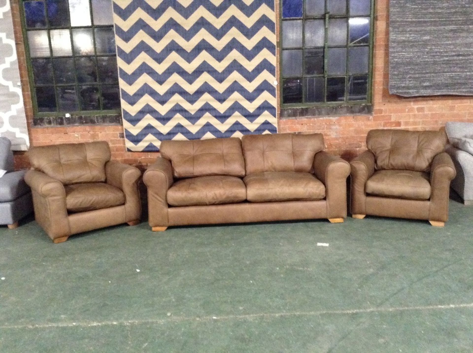 BROWN LEATHER 3 SEATER SOFA AND 2 X CHAIRS (HH3-13