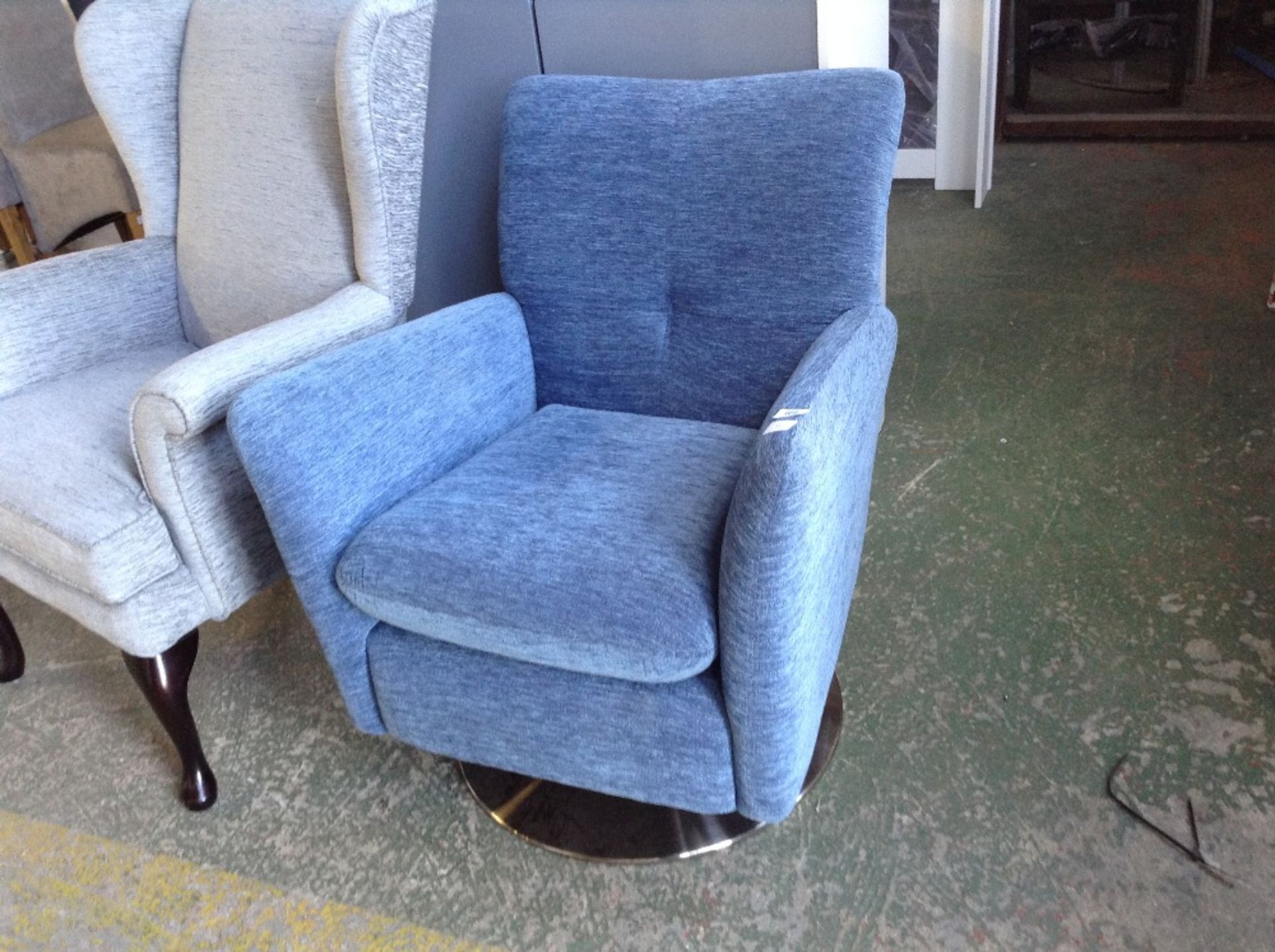 BLUE SWIVEILING ACCENT CHAIR