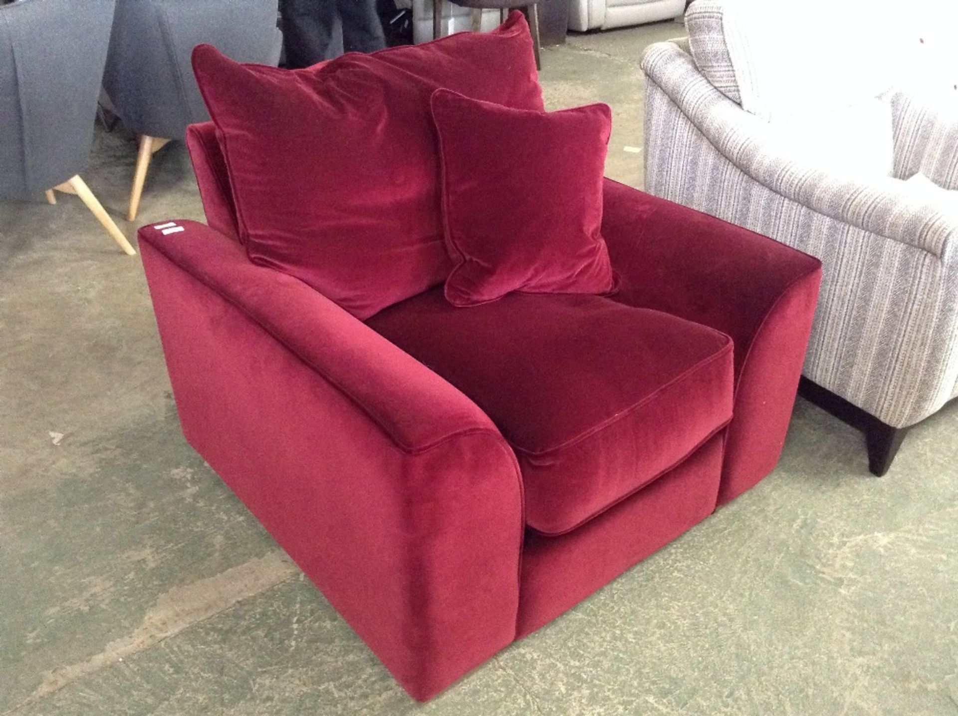 RED VELVET CHAIR (TROO1882-WOO712892)