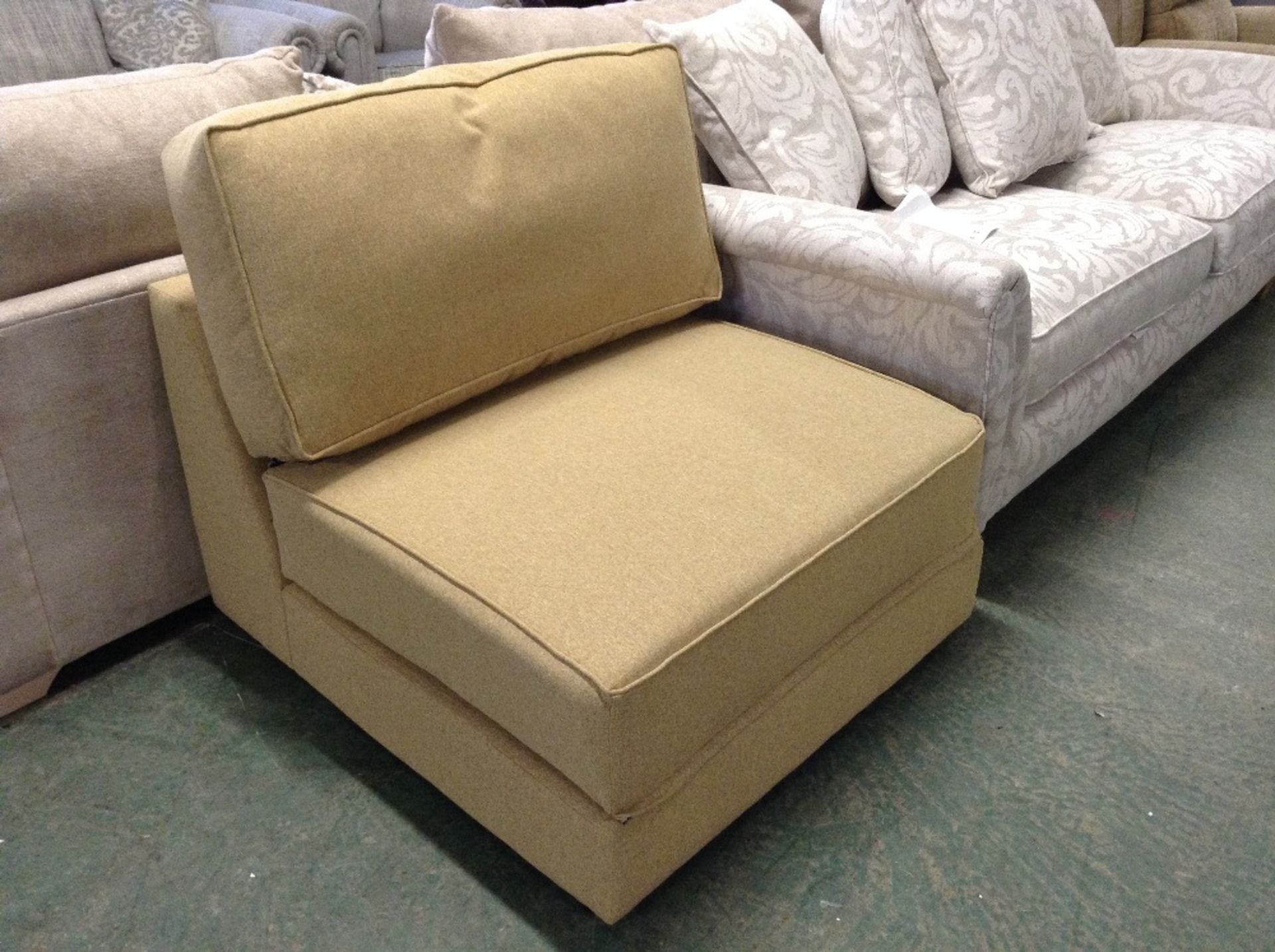 CREAM AND BEIGE PATTERNED LARGE 3 SEATER SOFA (TRO - Image 2 of 2