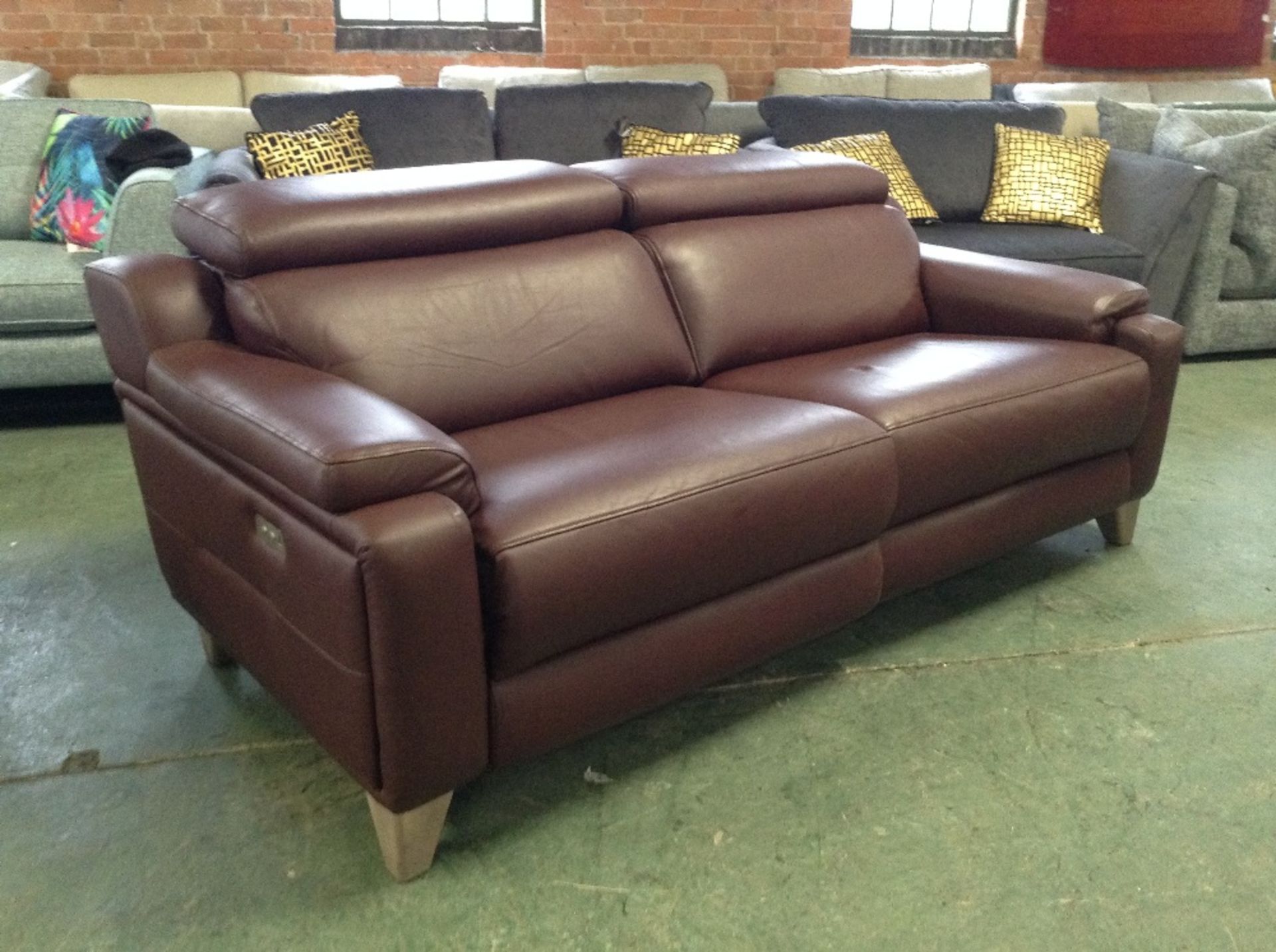 BROWN LEATHER ELECTRIC RECLINING 3 SEATER SOFA WIT