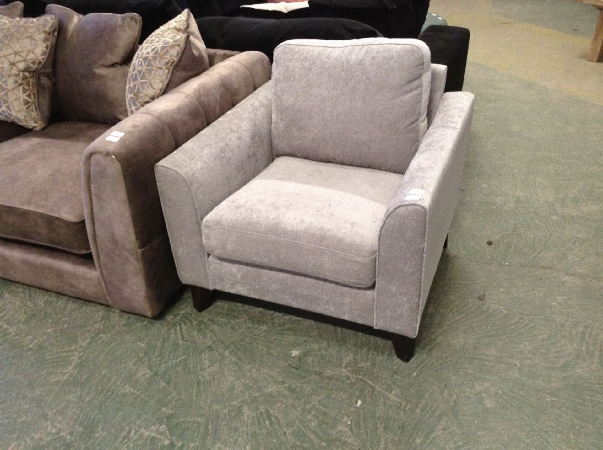 LIGHT GREY ACCENT CHAIR (SFL070)