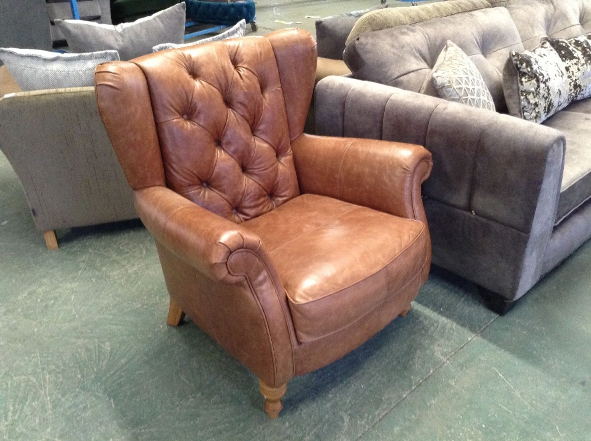 BROWN LEATHER BUTTON BACK CHAIR (WM82-17)