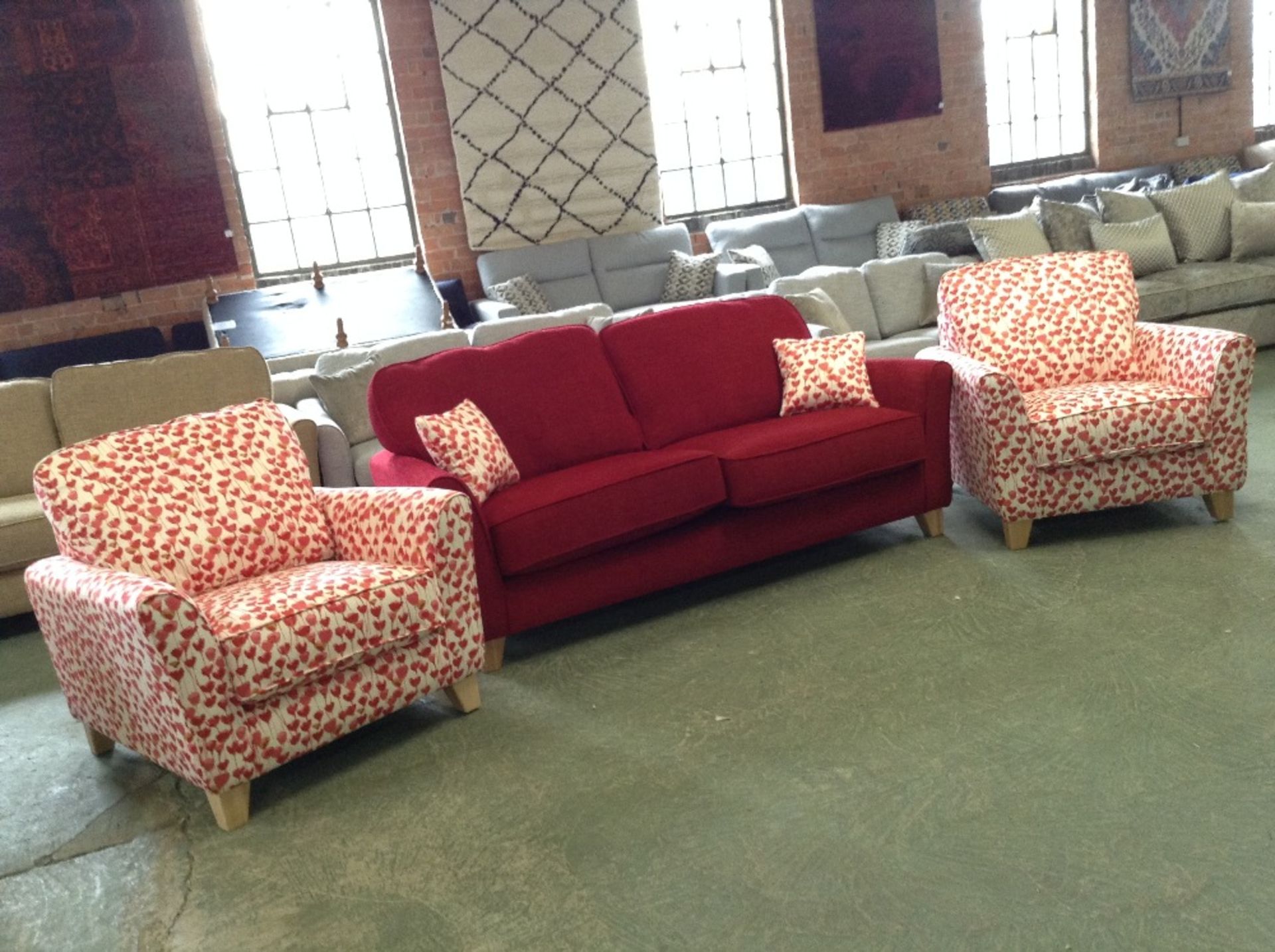 MELBOURNE 2.5 LARGE,PAVILLION RED AND MELBURNE CHAIRS,TULIPPA RED X2 (SFL112) - (SFL108) - (SFL107)