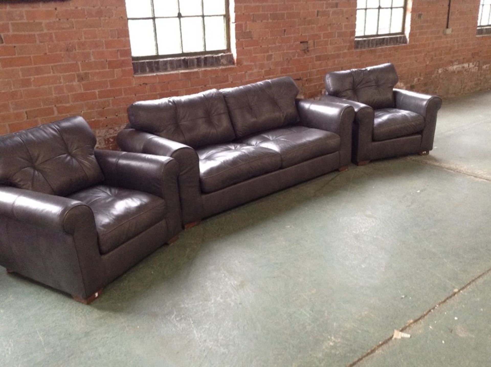 GREY LEATHER 3 SEATER SOFA AND 2 CHAIRS (HH6-14565