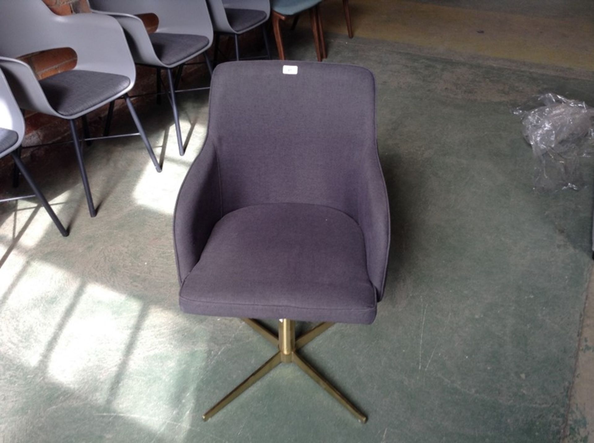 RETURN GREY SWIVELLING CHAIR (32)