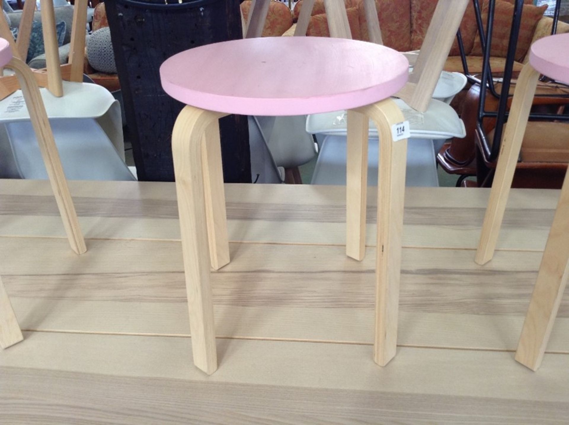 PINK BAR STOOL (L2-37)