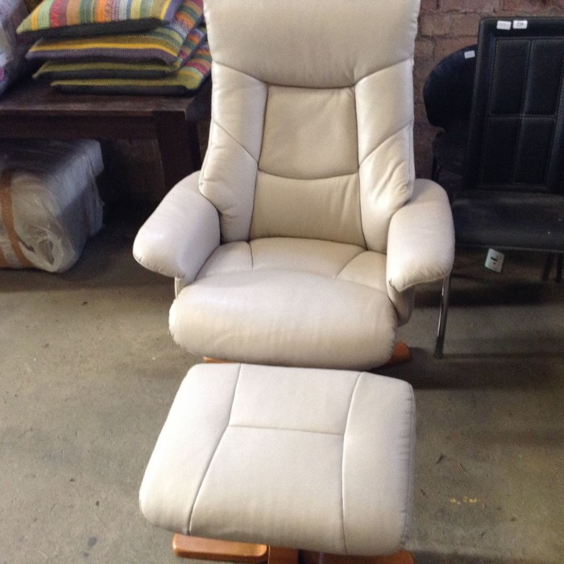 CREAM LEATHER SWIVELLING CUDDLE CHAIR (WM87-2)