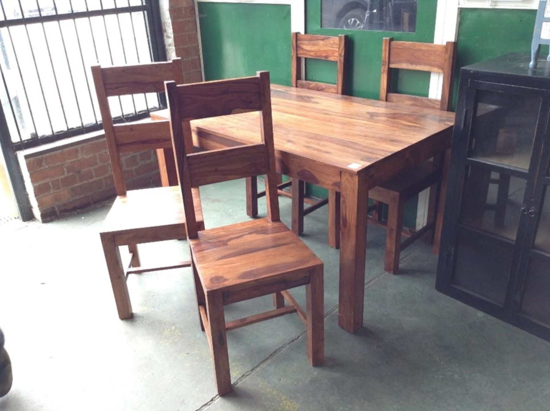 ETHNIC TABLE VAND 4 X CHAIRS (B147)