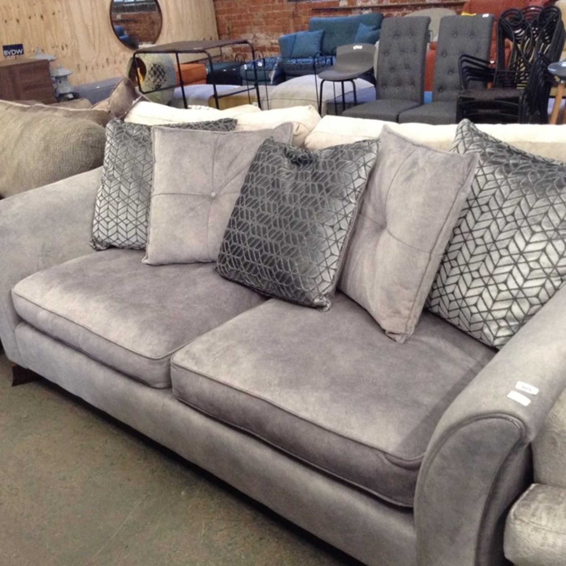 GREY CHENILLE 4 SEATER SOFA (HH11)