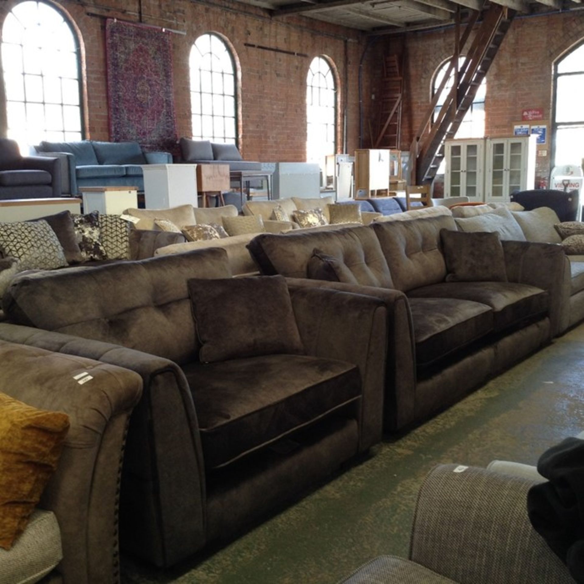 GREY HIDE 4 SEATER SOFA AND SNUG CAIR (WM87-4/9)