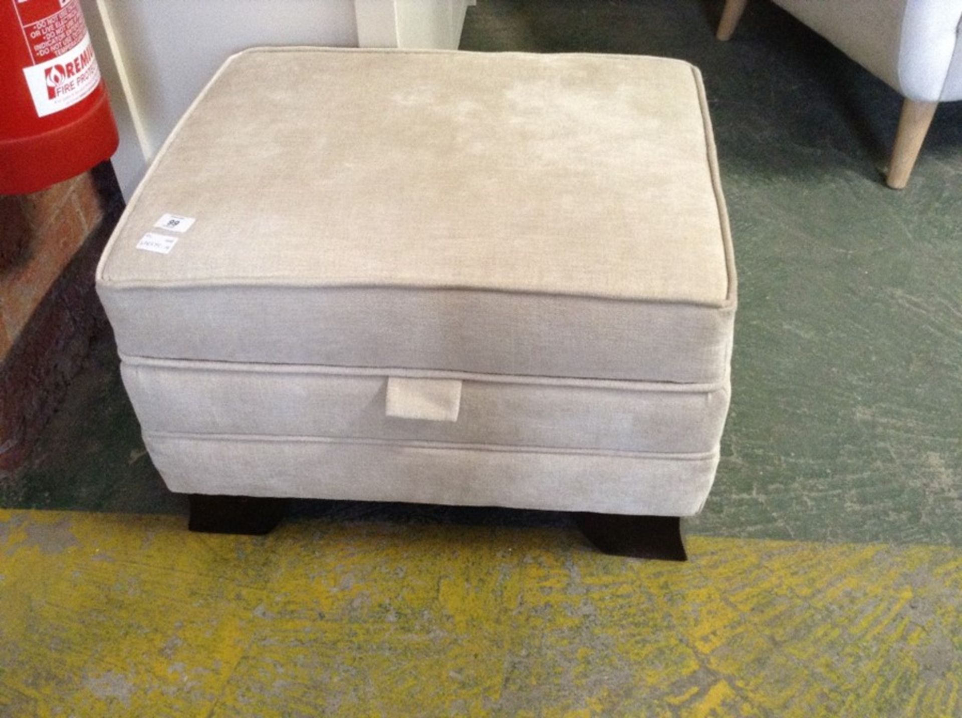 NATURAL STORAGE FOOTSTOOL (HH8 678575-18)