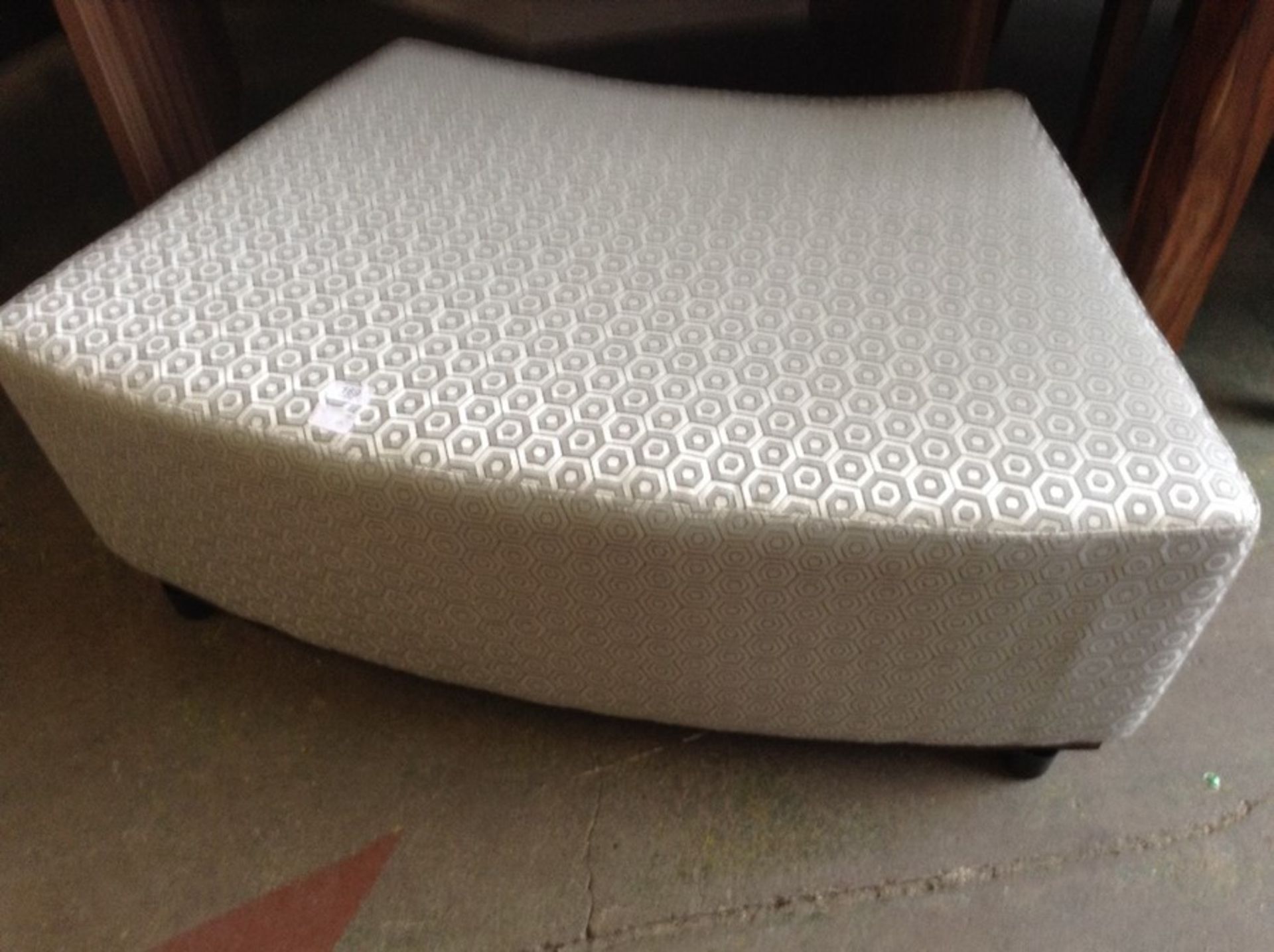 SILVER PATTERN CURVED FOOTSTOOL (HH11-17)