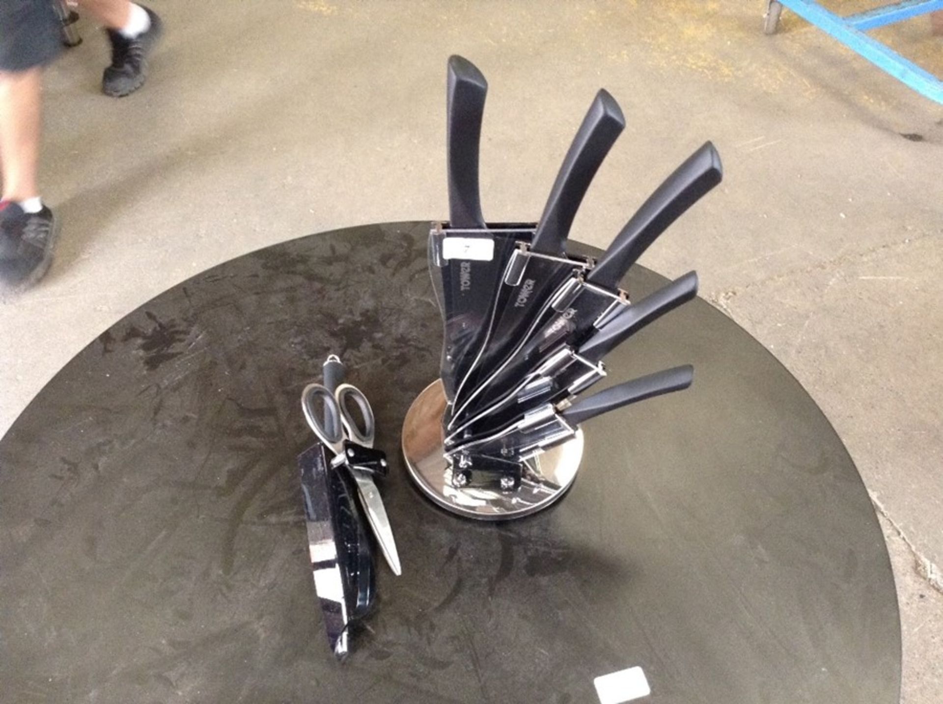 KNIFE SET (BROKEN STAND)