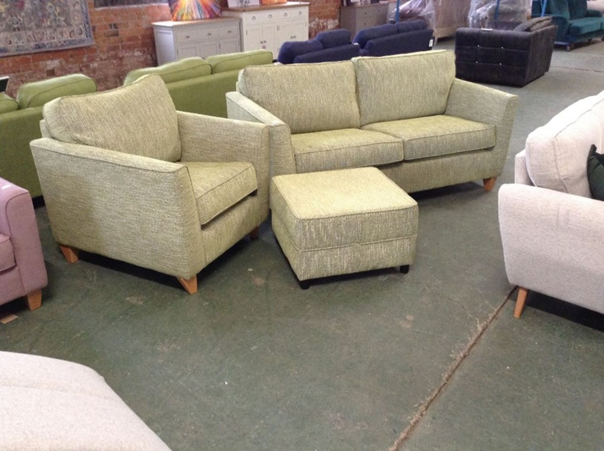 EX SHOWROOM GREY PATTERNED SPLIT 4 SEATER SOFA AND - Image 2 of 2