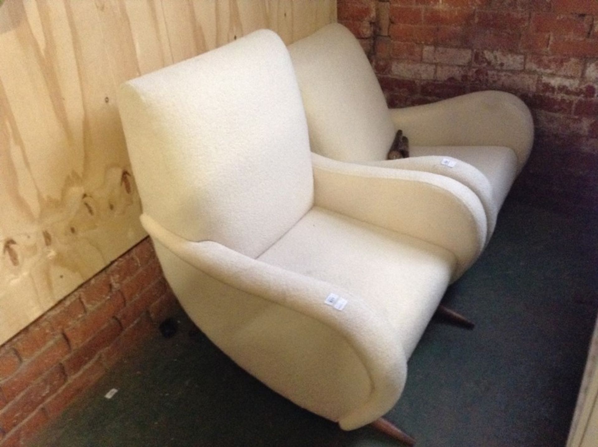 WHITW WING CHAIR (DAMAGE TO FEET) (7003 98-7)