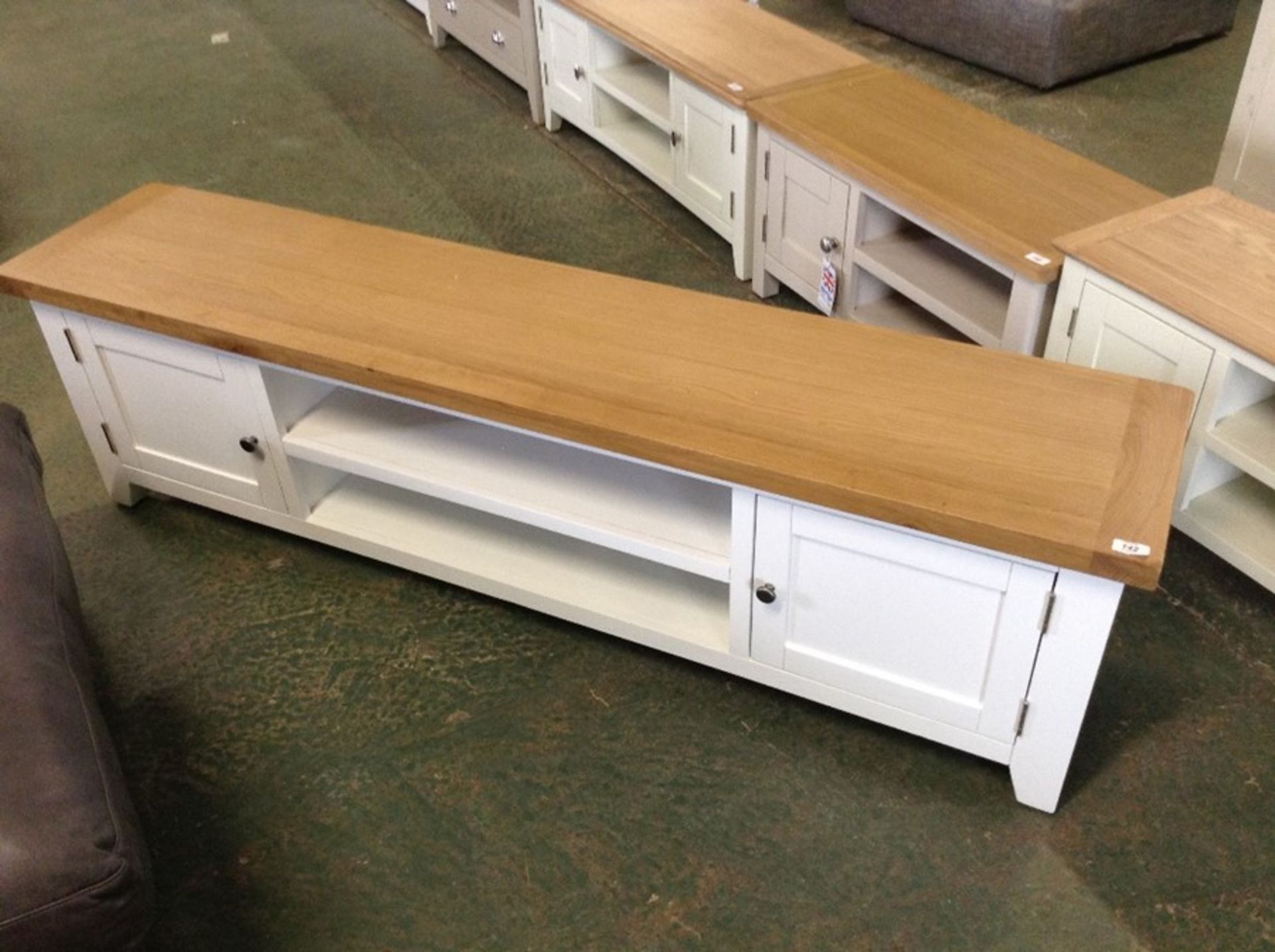 Hampshire White Painted Oak Extra Large TV Unit (F92 - -KEL P32-82)(DAMAGE)