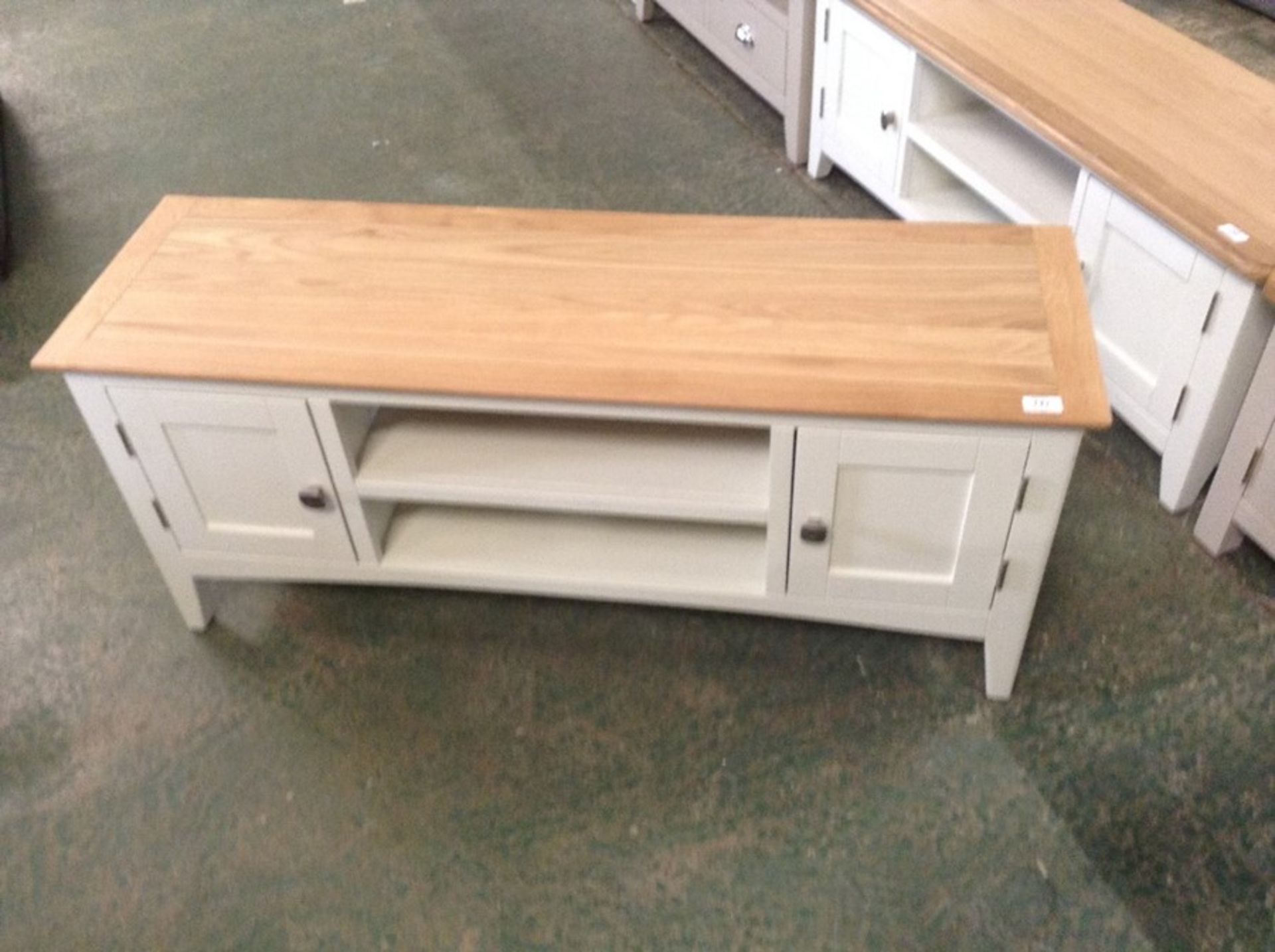 Hampshire White Painted Oak Extra Large TV Unit (F99 - -KEL P32-82)(DAMAGE)