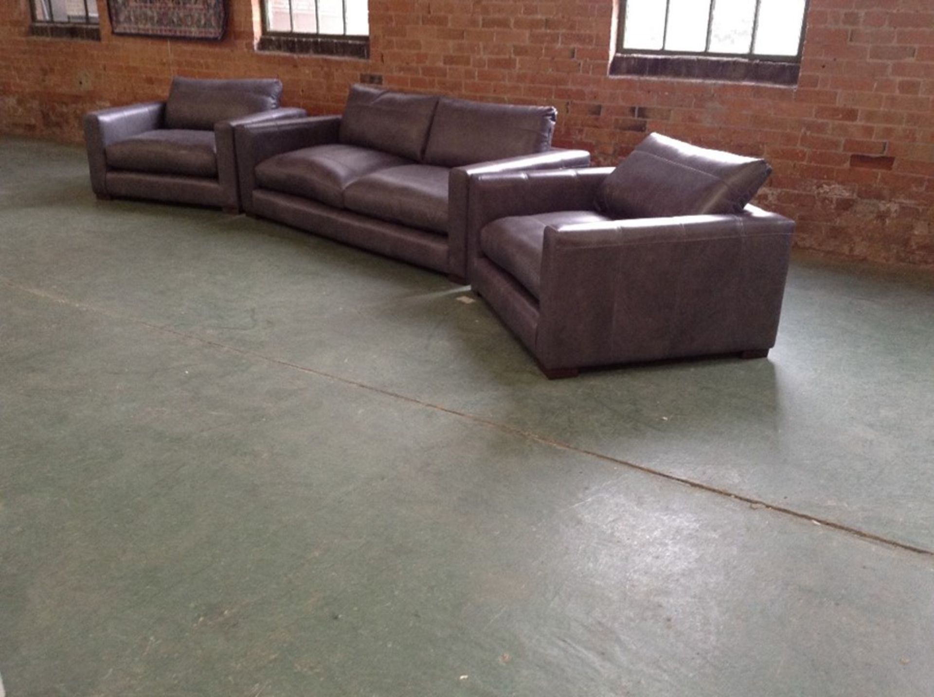 EX SHOWROOM GREY LEATHER 3 SEATER SOFA & 2 SNUG CH