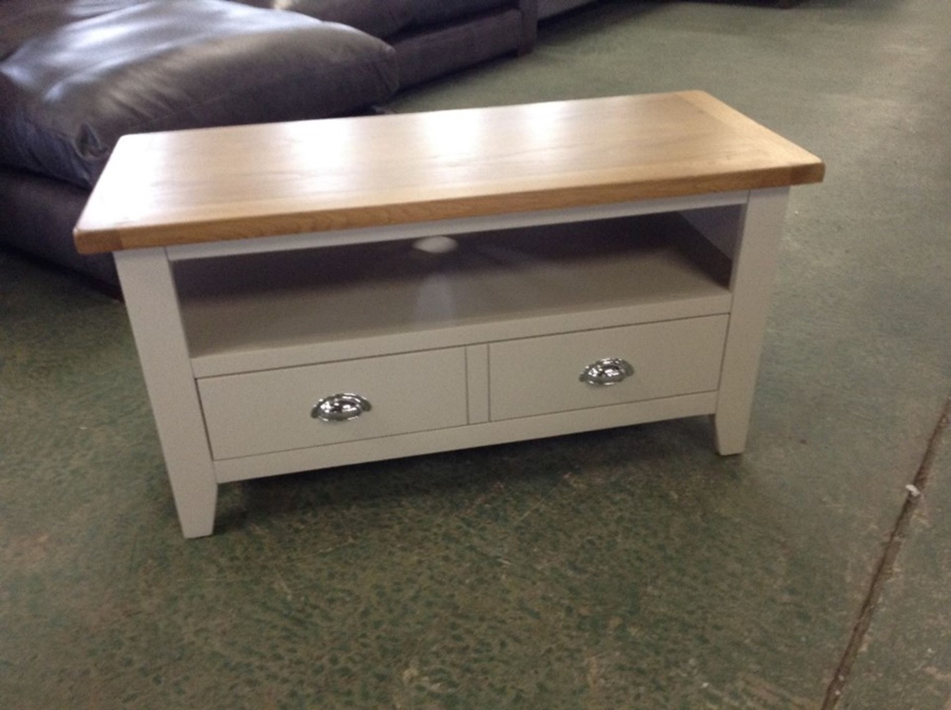 Rutland Painted Oak TV Unit (F77 - -RA-STV-TR)(DAMAGE)