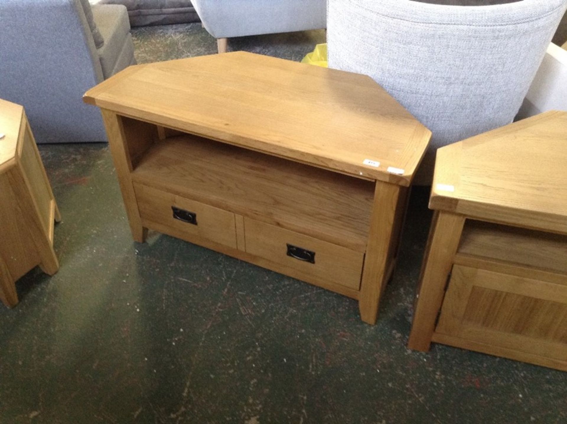 Rustic Oak Corner TV Unit (DAMAGED)(CH39D-NC-CTV-O