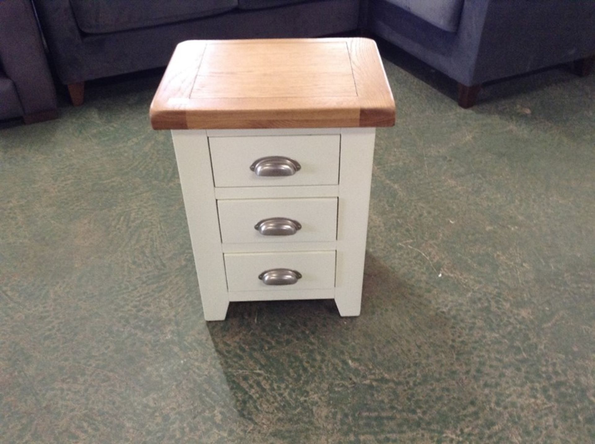 Hampshire Ivory Painted Oak Large 3 Drawer Bedside Table (F62 - -KEL P03)(DAMAGE) - Image 2 of 2