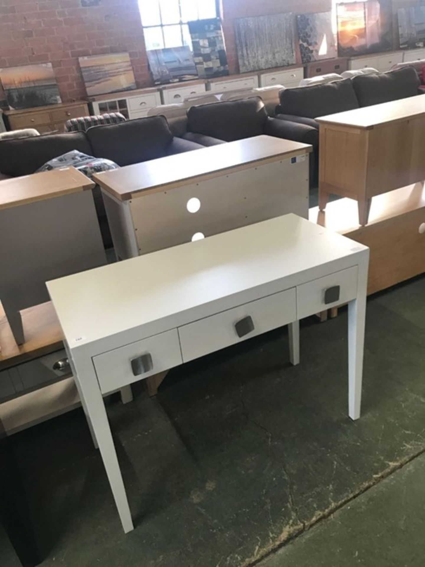 TUNDSWORTH WHITE CONSOLE TABLE (DAMAGE)