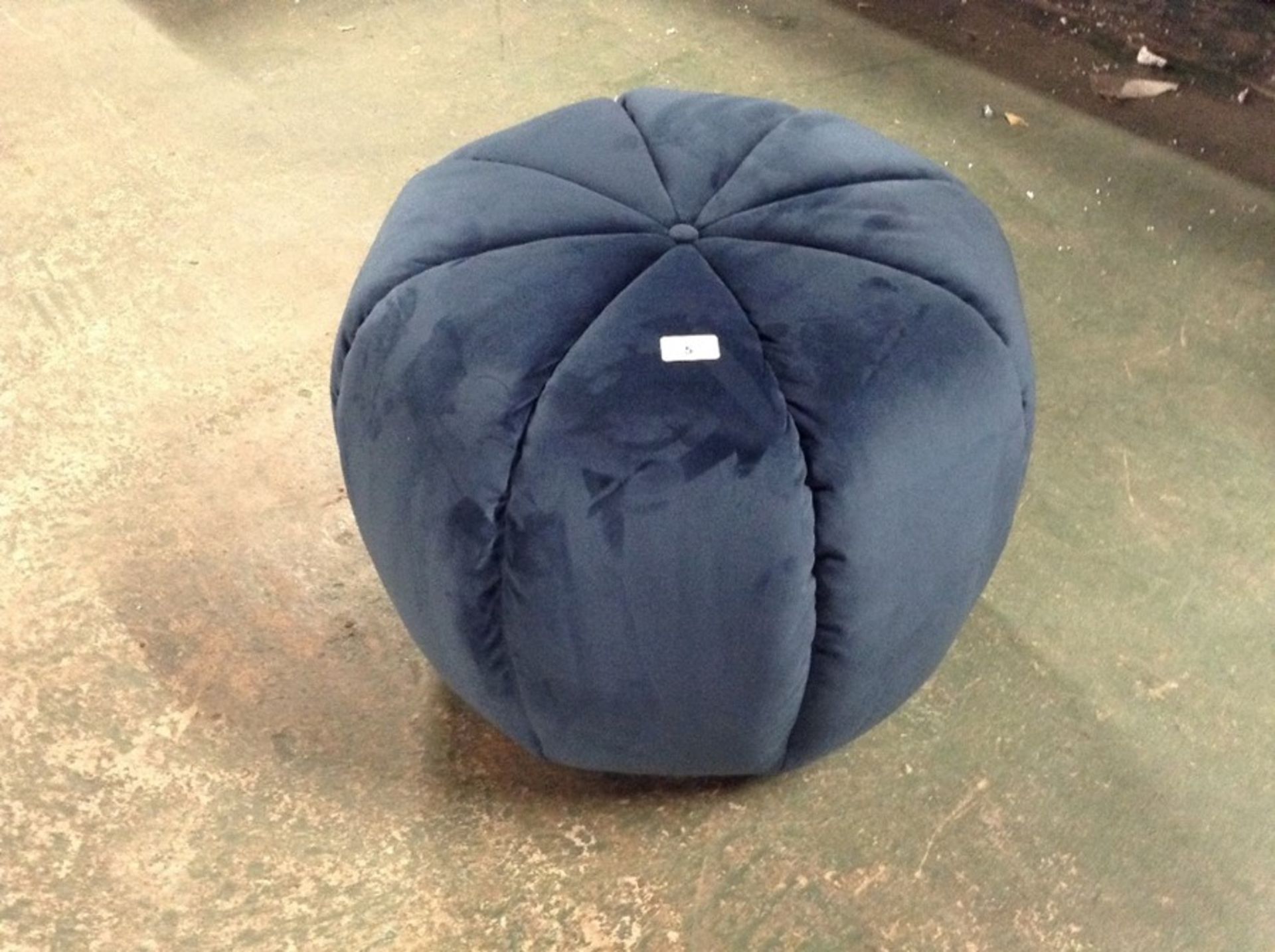 BLUE VELVET ROUND FOOTSTOOL (HH20-152750-25)