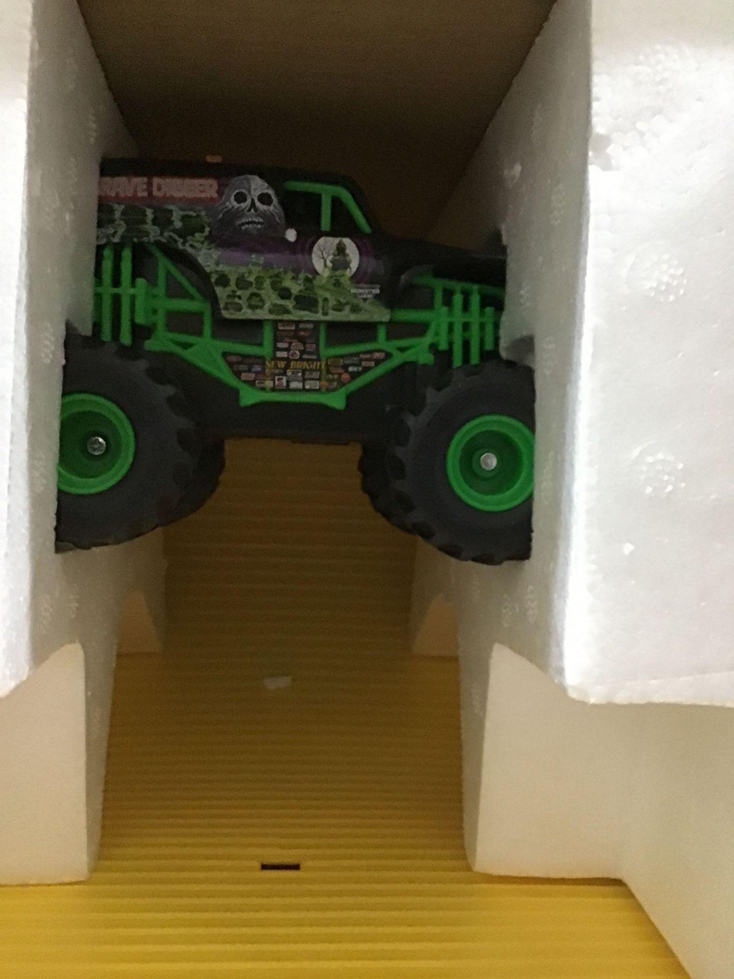 Monster Jam Radio Controlled Grave Digger £20.00 RRP - Image 2 of 5