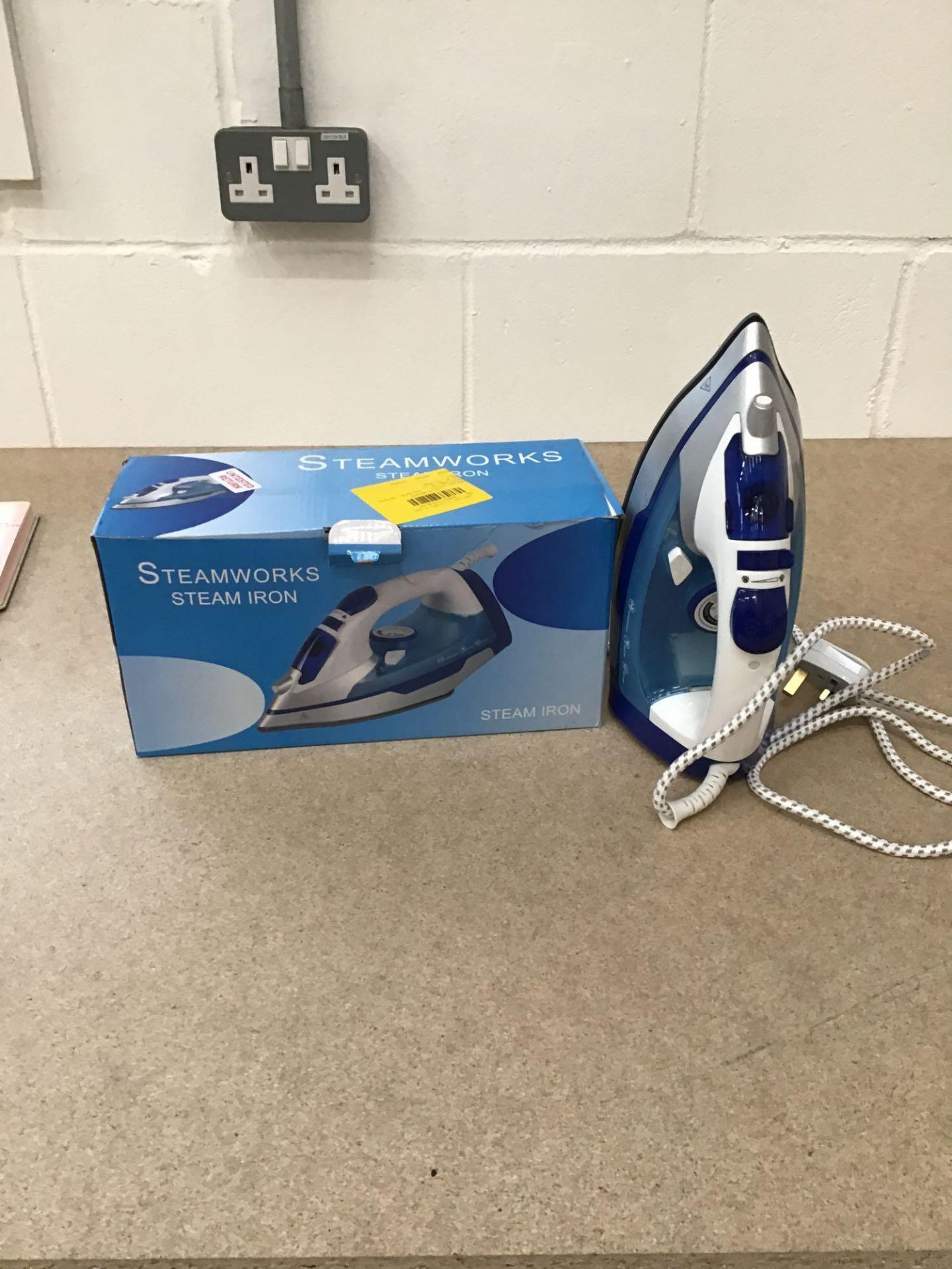 Steamworks ES2417 Steam Iron, £14.99 RRP - Image 2 of 5