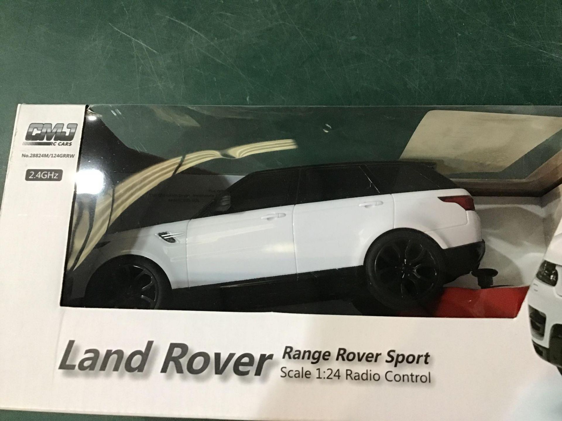 Radio Controlled Range Rover 1:24 Scale - White 2.4GHZ - £11.00 RRP - Image 2 of 4
